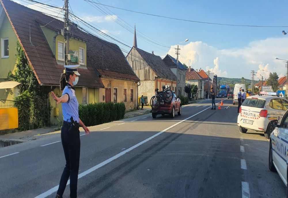 FOTO: Fetiță de 9 ani, la spital, după ce a fost accidentată de un microbuz! Copila traversa regulamentar strada, împreună cu mama sa