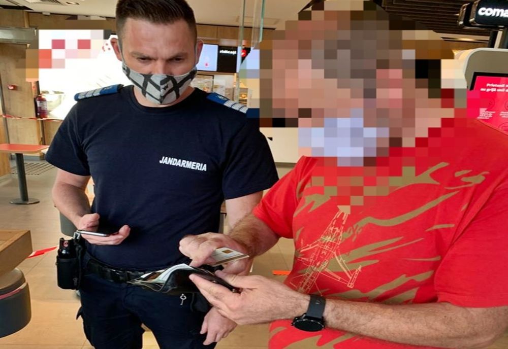 Portofel găsit de jandarmi, restituit proprietarului