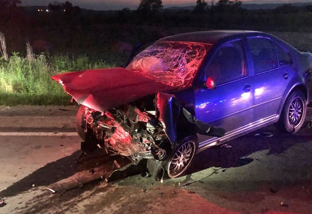 FOTO: Accident în Șintereag, la intersecția DN 17 cu DJ 151! Trei persoane sunt rănite