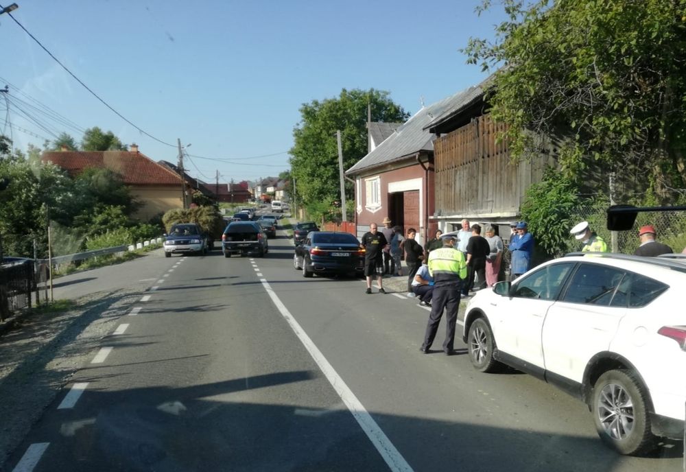 FOTO: Bătrână accidentată de un autoturism în cartierul năsăudean Liviu Rebreanu! Victima a ajuns la spital