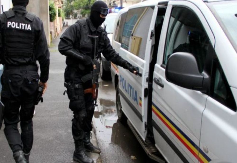 Bărbat din Bistrița reținut pentru trafic de persoane, trafic de minori şi spălare de bani