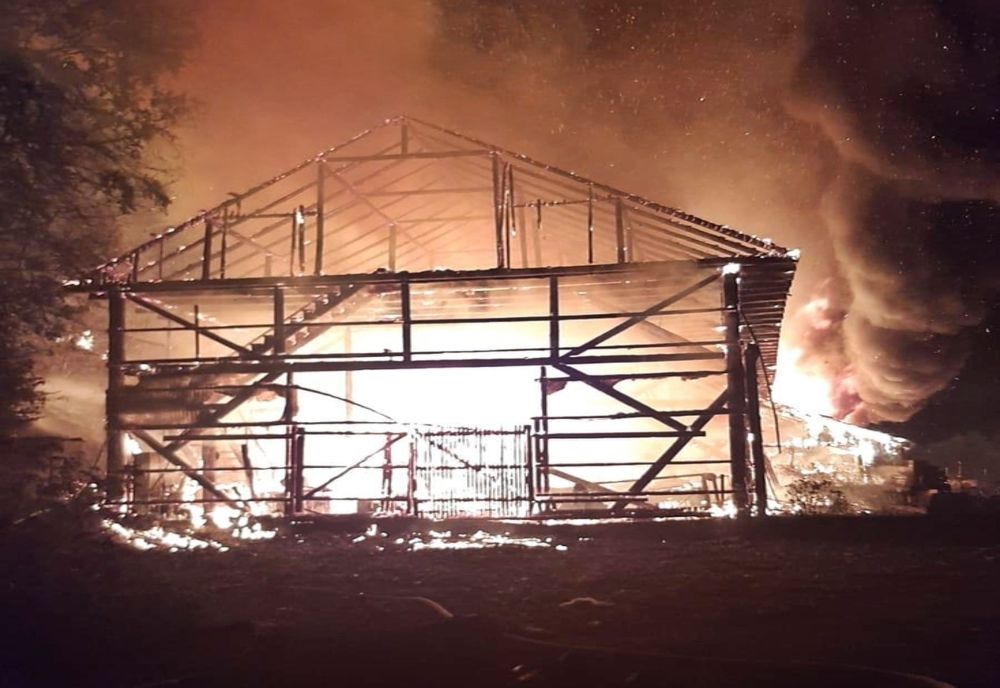 UPDATE: (FOTO/VIDEO)Incendiu de amploare în Valea Mare, la un depozit de cherestea aflat în apropierea unei păduri