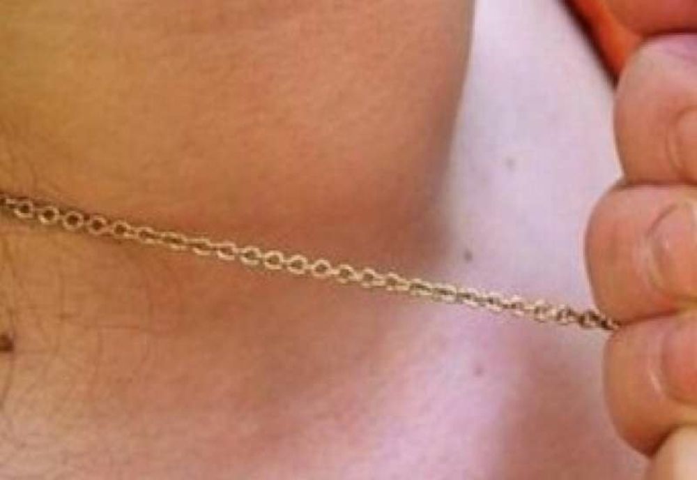 Un tânăr din Piatra Neamț riscă să ajungă după gratii după ce a tâlhărit două femei din Bistrița! În plină zi le-a smuls de la gât lănțișoarele de aur