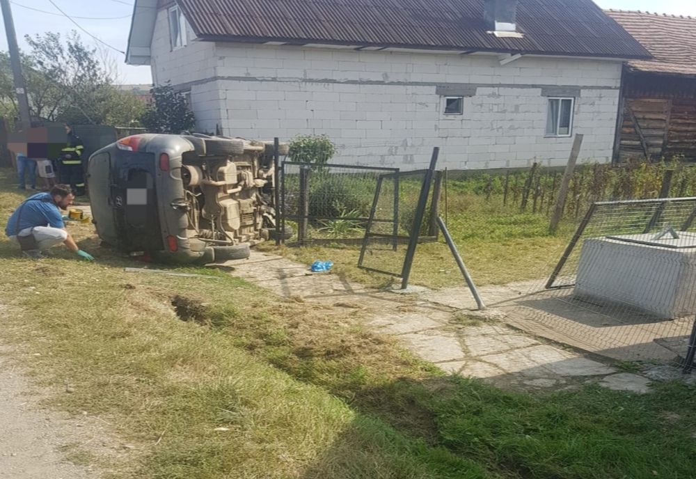 Accident în Șieuț! Trei persoane, printre care și un bebeluș de 9 luni, lovite de o mașină, pe trotuar