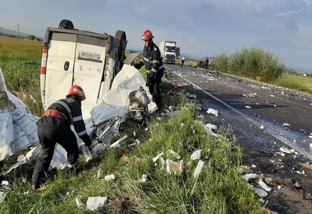 FOTO: Tânăr din Bistrița-Năsăud, rănit grav într-un accident rutier, pe DN 66, în Hunedoara! Celălalt șofer implicat a decedat pe loc