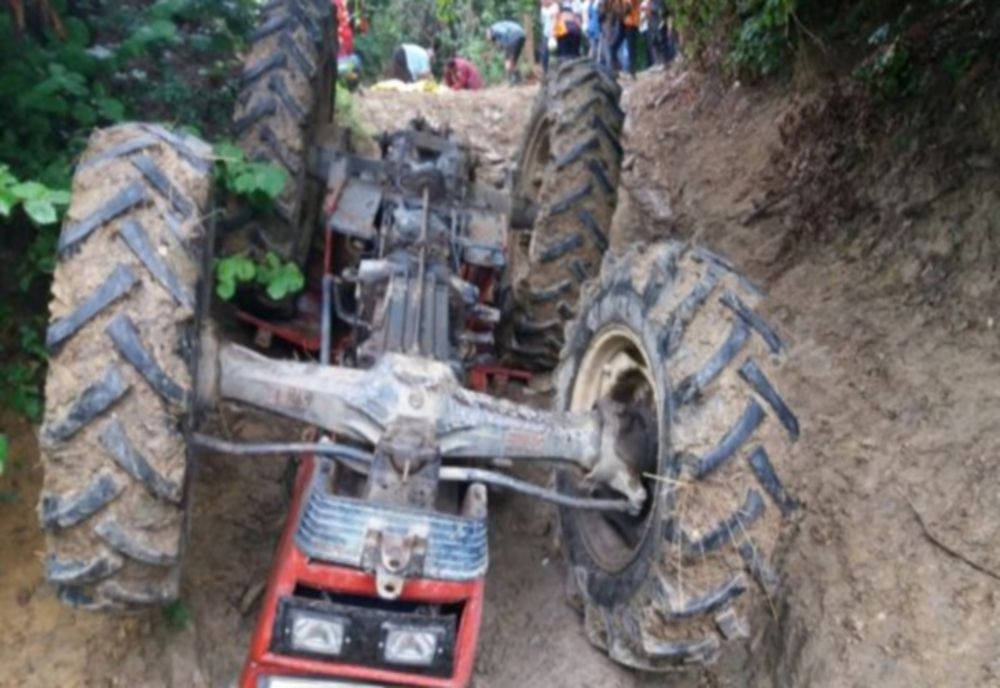 Accident mortal pe un drum forestier din Șanț! Un bărbat a decedat după ce s-a răsturnat cu tractorul