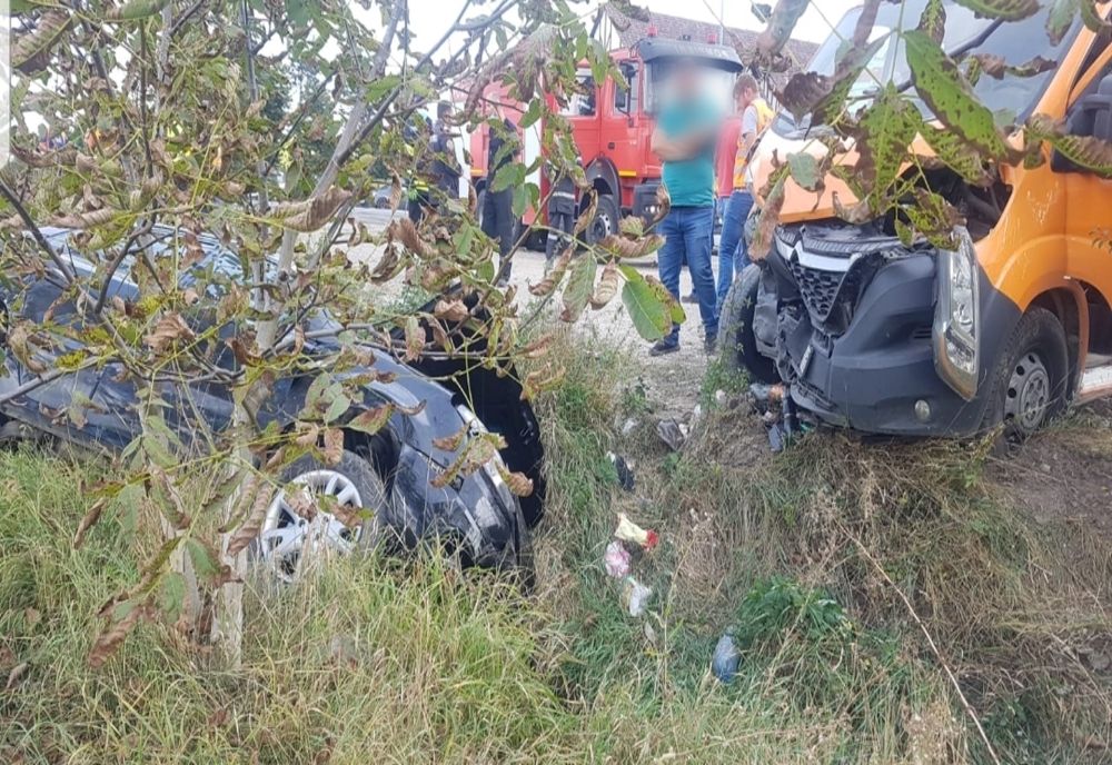 FOTO: Bistrițean rănit într-un accident în Tureni! Mașina în care călătorea ca pasager a ajuns în şanţ