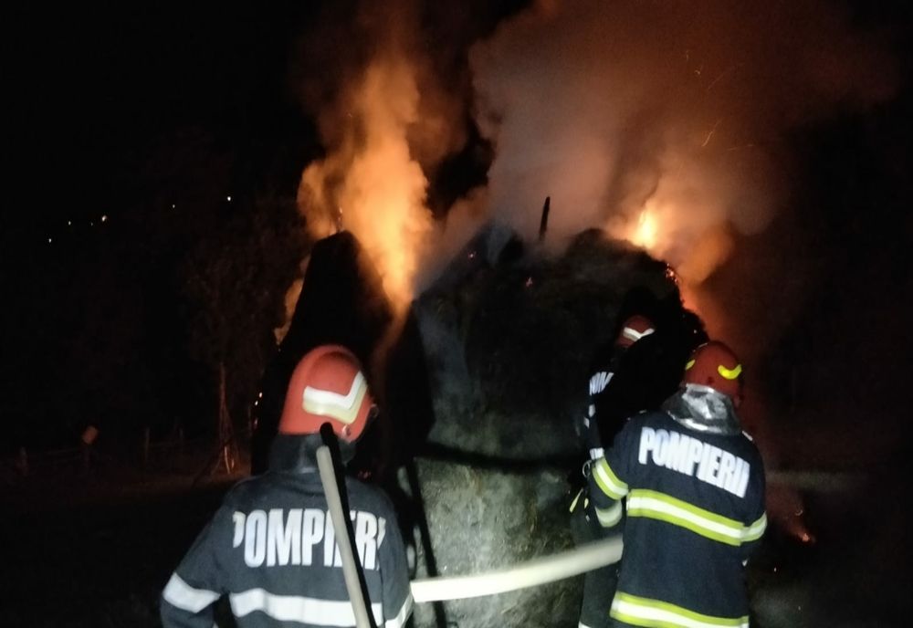 FOTO: Incendiu în localitatea Dumitra, la un depozit de plante furajere