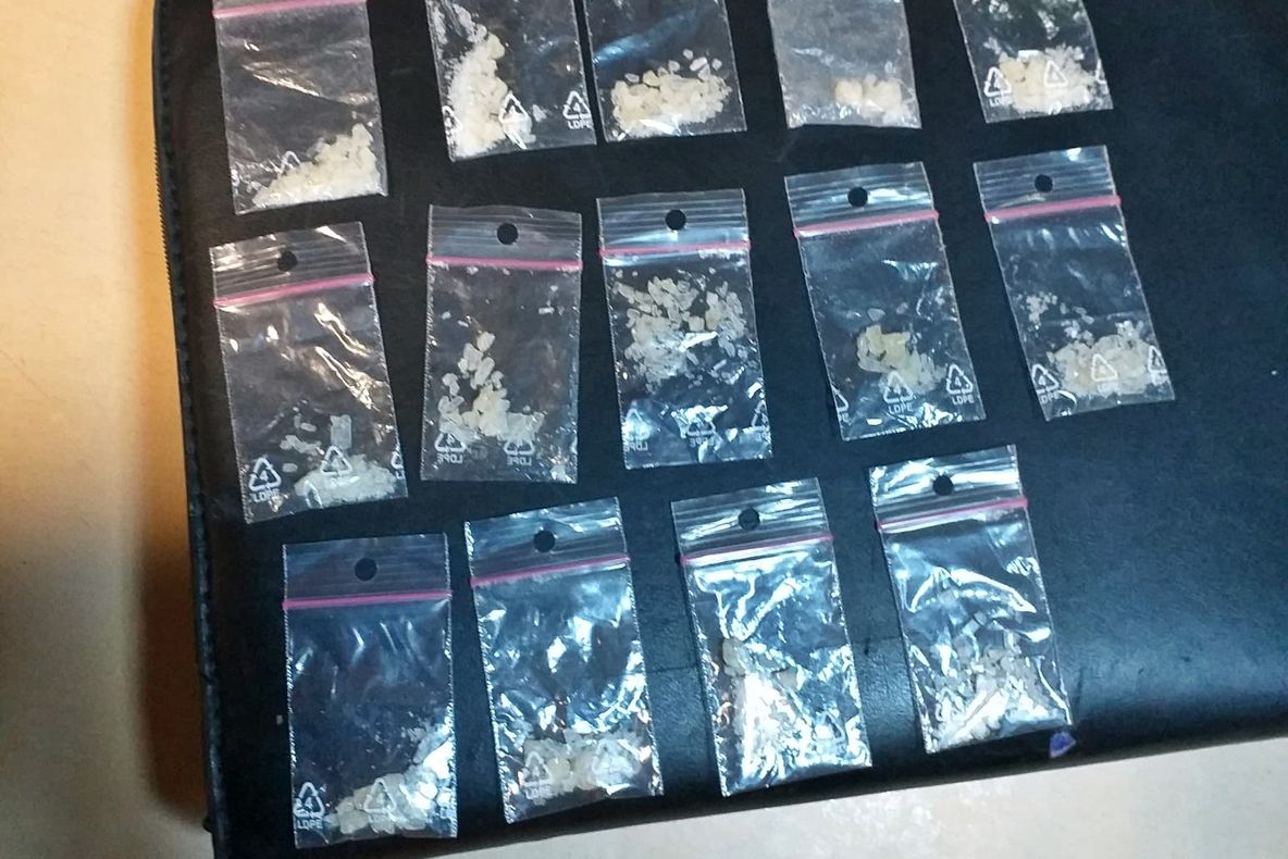 Tânăr din Bistrița, prins de jandarmi cu mai multe pliculețe cu sare de baie!