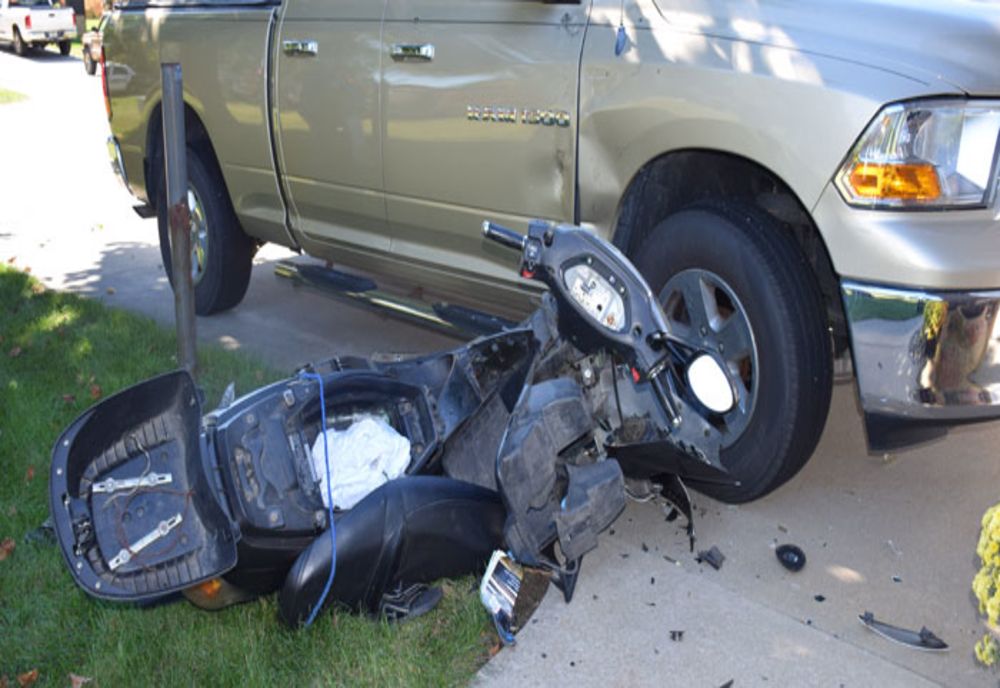 Bistrițean, la spital, după ce a intrat cu mopedul într-o mașină, în Livezile