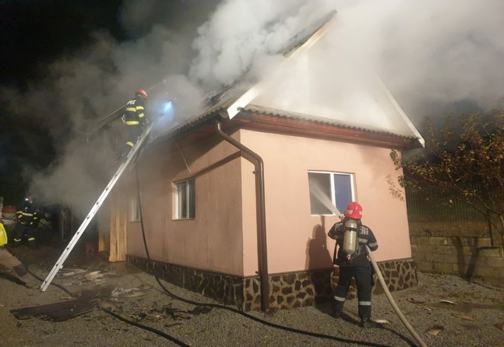 FOTO/VIDEO: Incendiu puternic în Feldru! Cauza, un coș de fum deteriorat