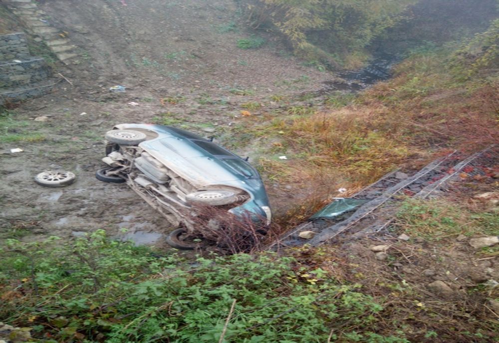 FOTO | Accident la ieşire din Bobâlna! Două persoane rănite după ce s-au răsturnat cu maşina în albia unui pârâu