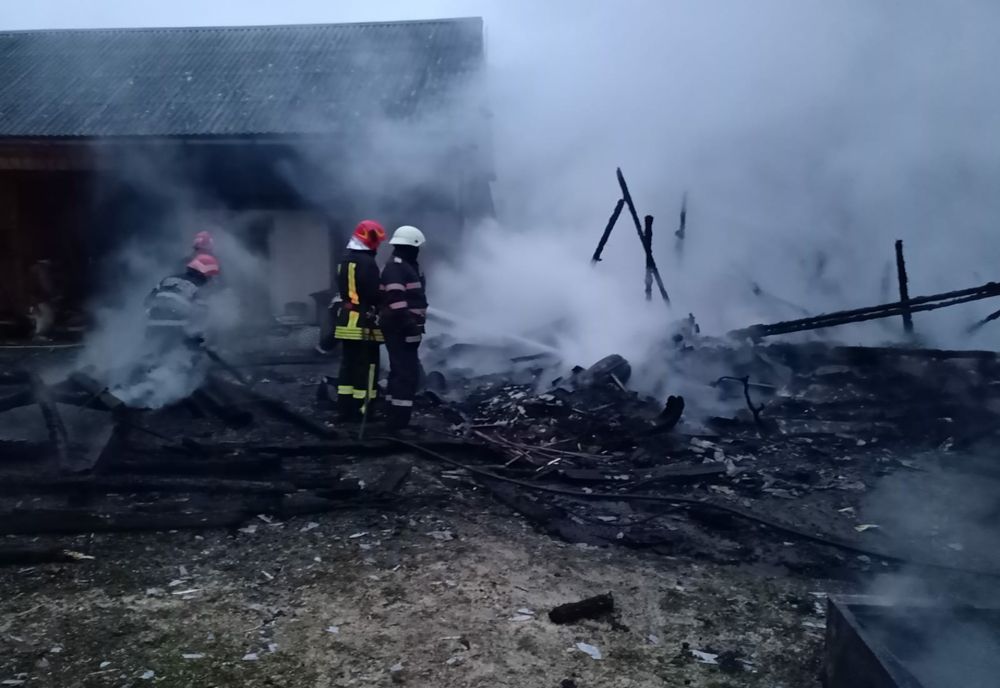 Incendiu într-o gospodărie din Măgura Ilvei! Flăcările au mistuit o anexă