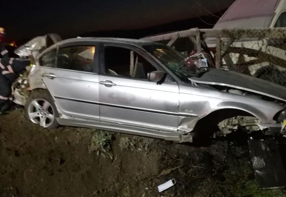 Autoturism răsturnat, după ce a intrat într-un cap de pod pe DN 17, în Bistrița! Trei persoane, la spital