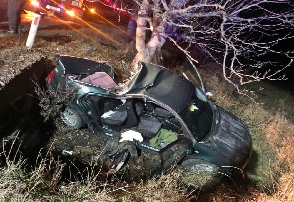 Autoturism răsturnat pe DN 17C, la intrare în Dumitra! Doi tineri, la spital