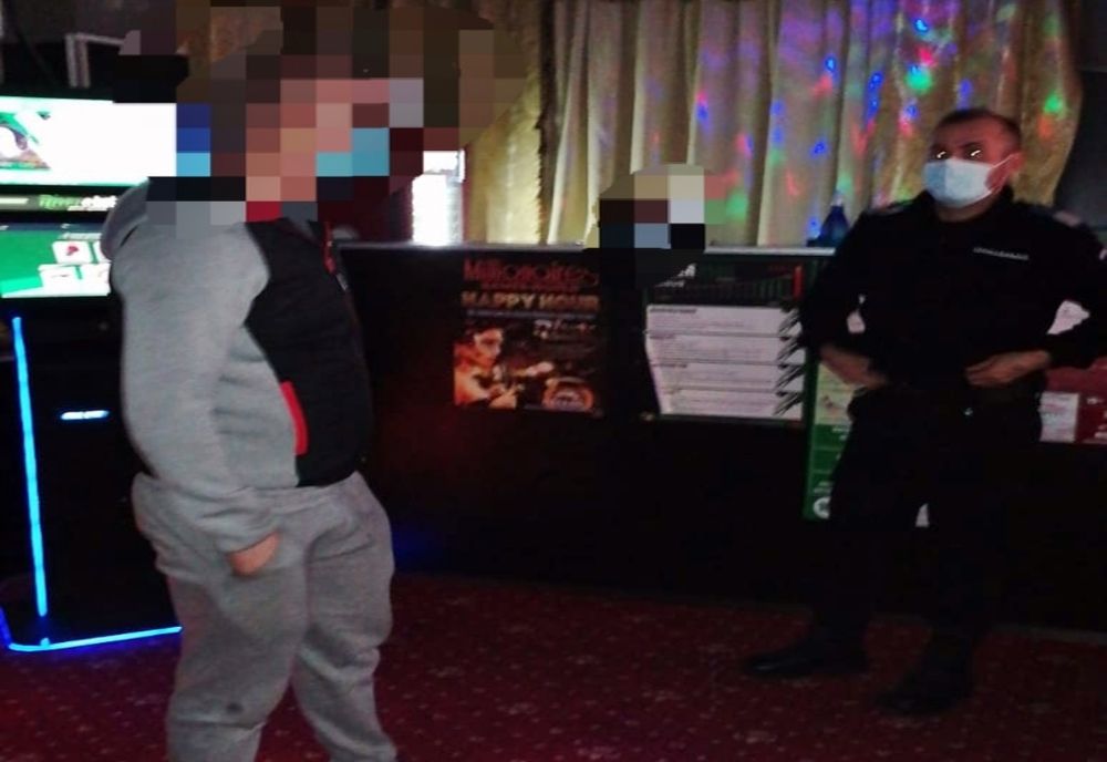 Întors din Austria, un bărbat din Bistrița-Năsăud ar fi trebuit să stea în carantină, dar a fost prins la o casă pariuri