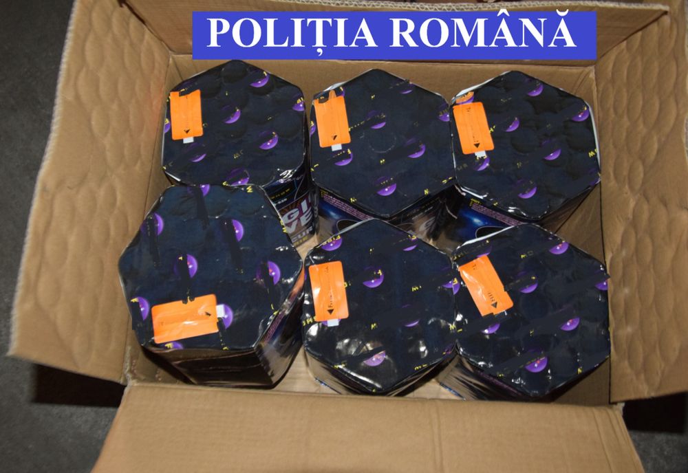 FOTO/VIDEO: Circa o tonă și jumătate de petarde și artificii, confiscate de polițiștii din Bistrița-Năsăud de la un timișean