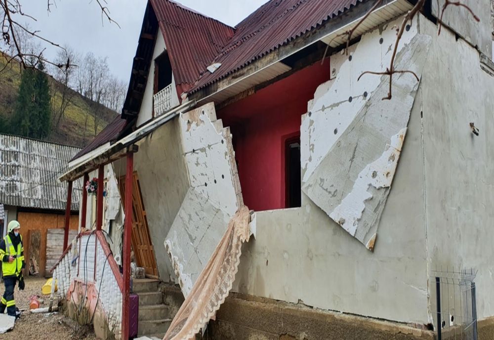 Incendiu urmat de explozie la o casă din Tîrlișua! Un bărbat a ajuns la spital