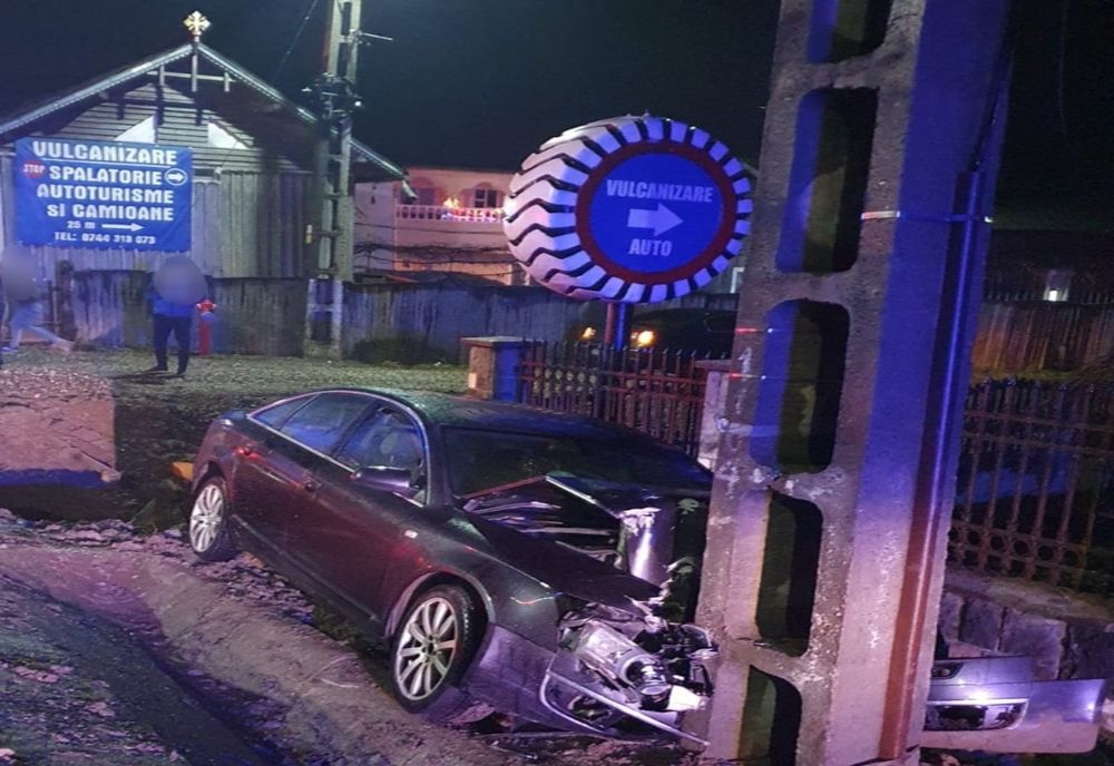 Cu mașina într-un stâlp! Doi tineri de pe Valea Bârgăului au ajuns la spital