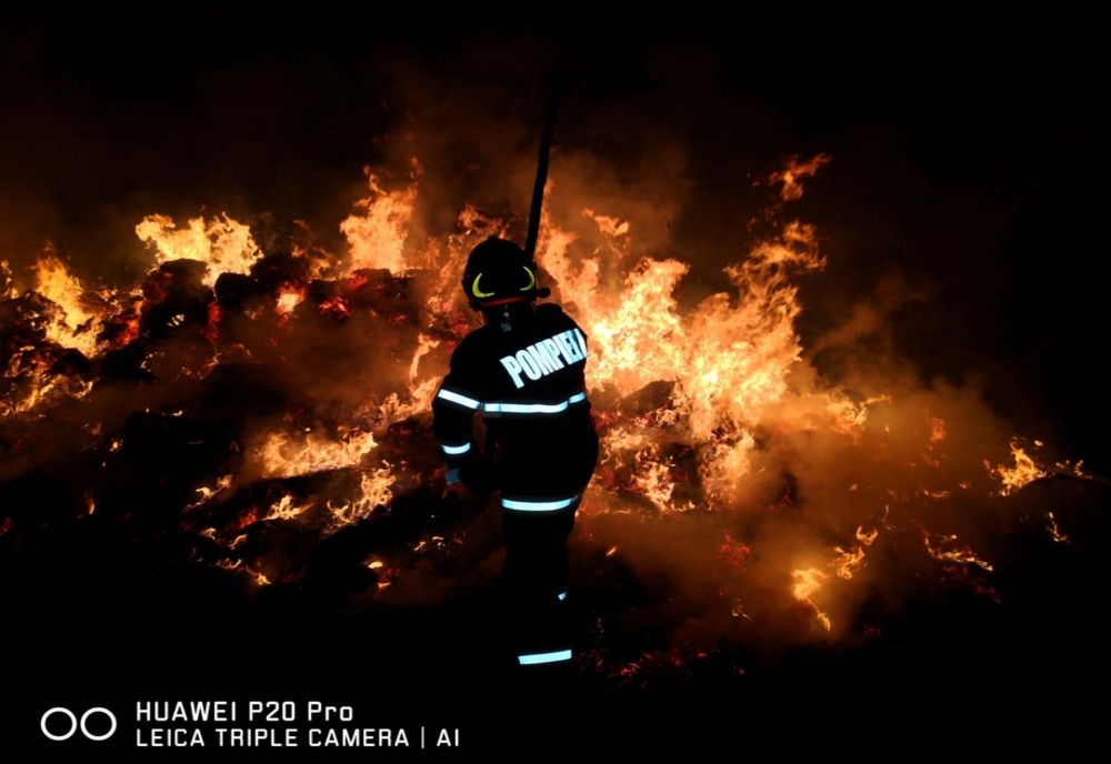 FOTO | Incendiu violent într-un sat din județul Bistriţa-Năsăud! Au intervenit 10 pompieri din cadrul ISU Mureș