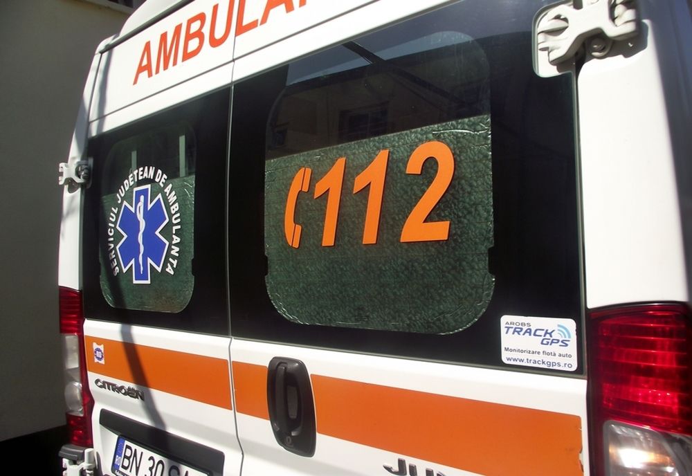 Mașină, într-un cap de pod pe DN 17, la Coldău! Un copil de 10 ani și o femeie, la spital!