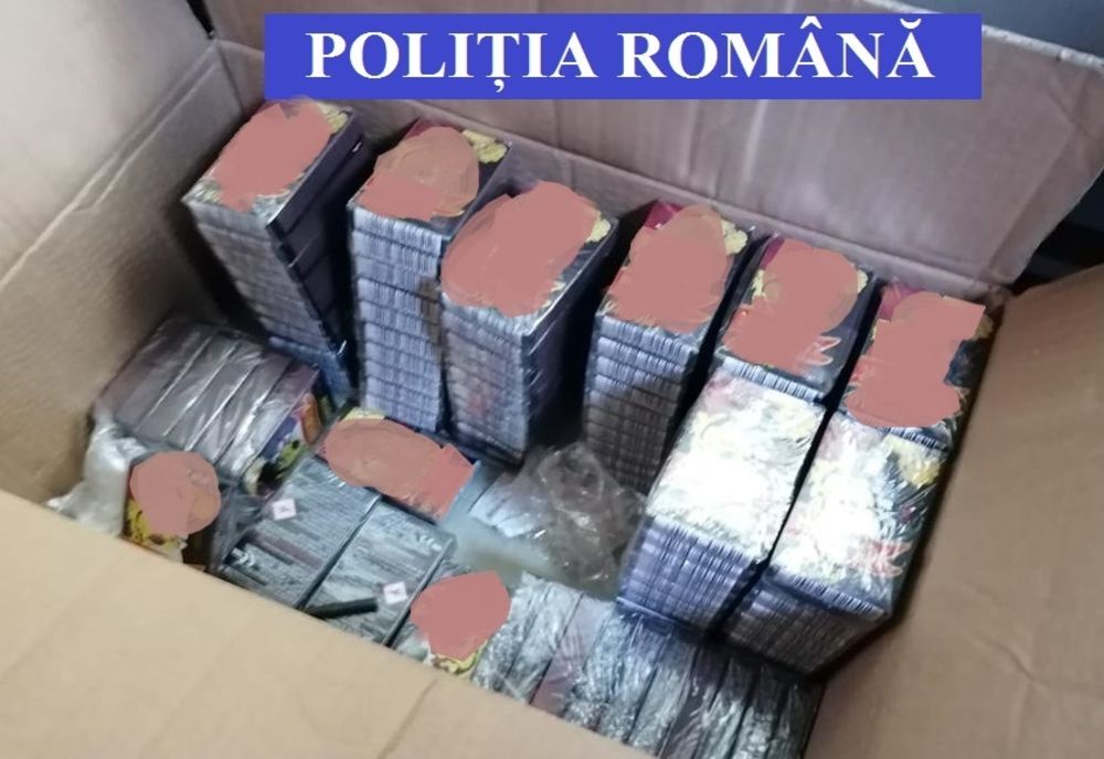 FOTO: 30 de kilograme de materiale pirotehnice, țigări de contrabandă și o capcană pentru braconaj, confiscate de polițiștii din Bistrița-Năsăud, în urma unor percheziții