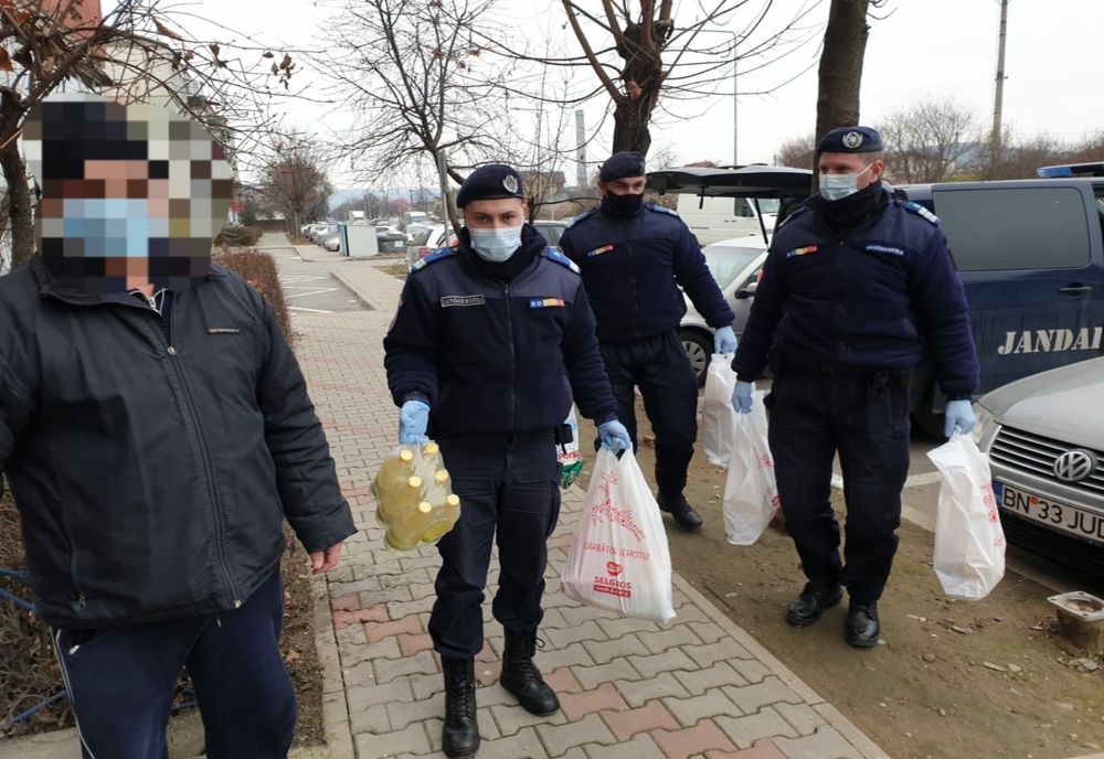 Jandarmii bistrițeni, mesagerii lui Moș Crăciun! Trei familii au primit puțină fericire de sărbători (FOTO)