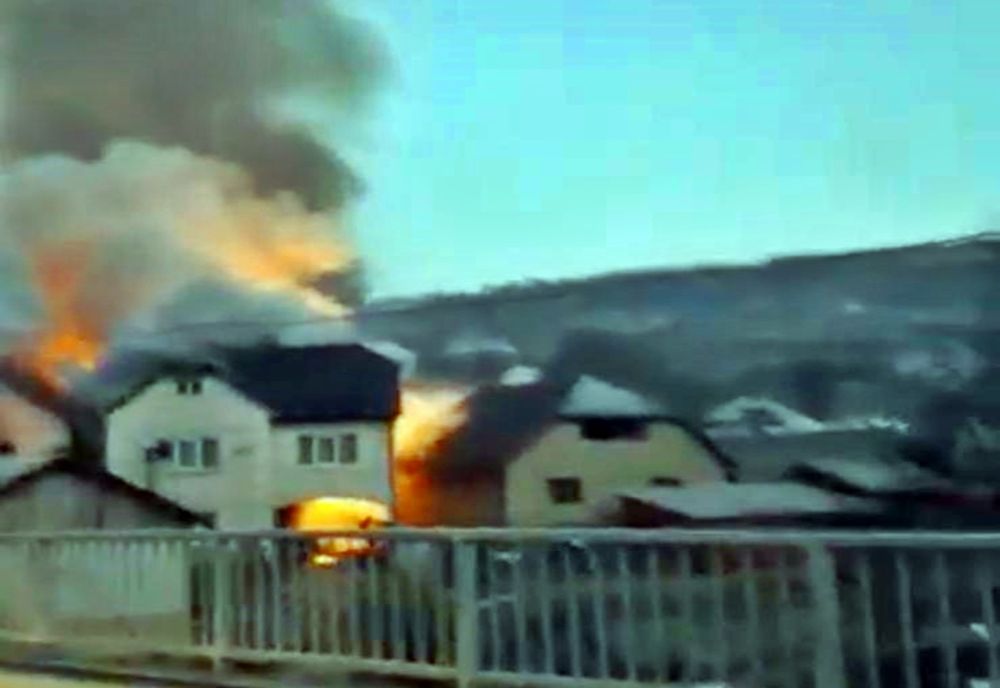 Incendiu în Ilva Mică! Acoperișurile a două case și anexe gospodărești au fost mistuite de flăcări