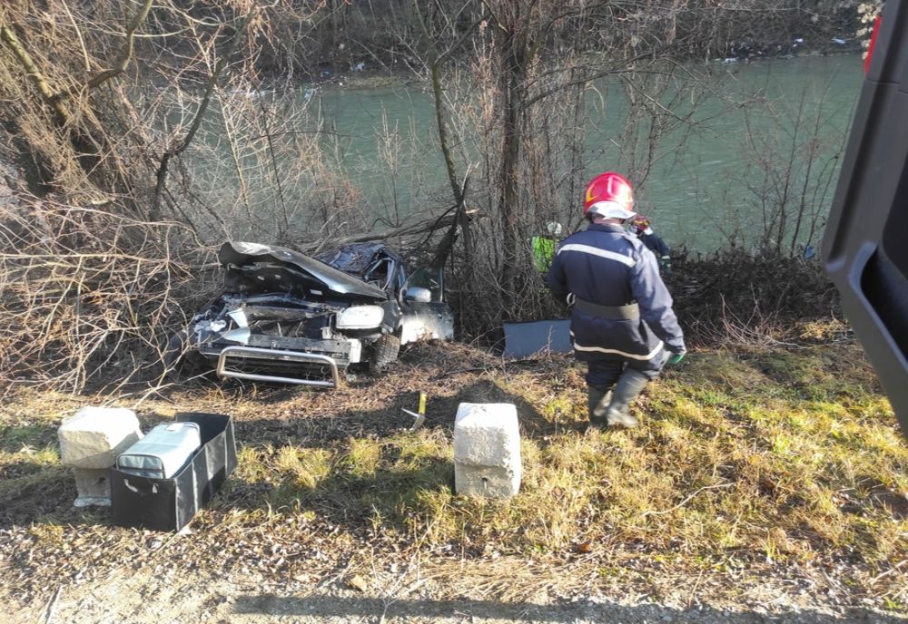 FOTO: Autoturism în râul Someș, la ieșire din Ilva Mică spre Sângeorz Băi! Două persoane, la spital