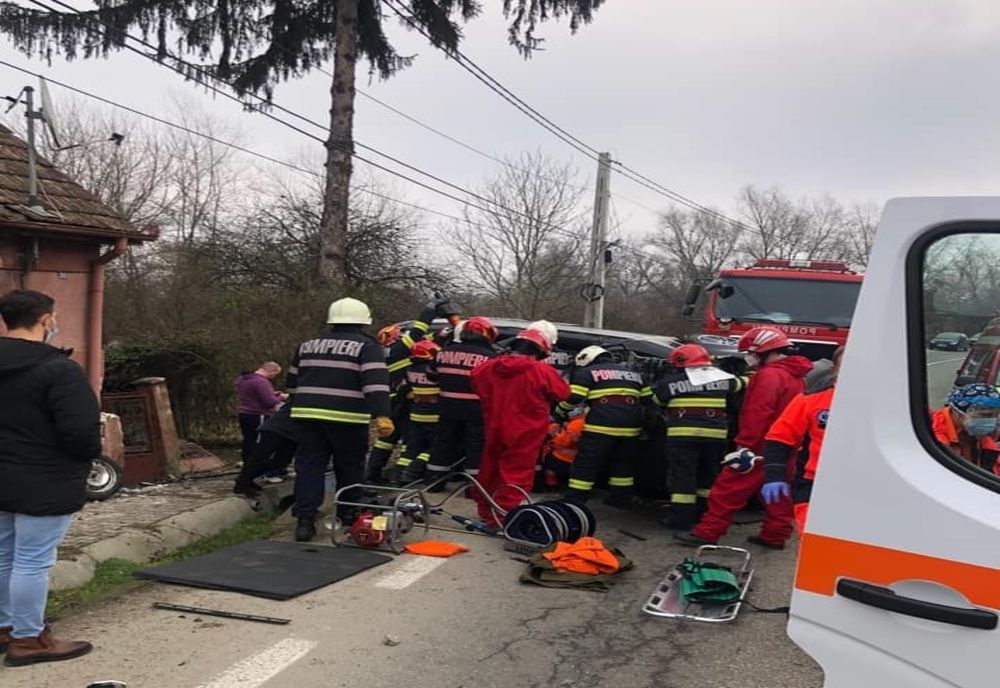 O femeie şi un copil din Căianu Mic au ajuns la spital în urma unui accident în Dej! Au lovit un copac şi s-au răsturnat cu maşina (FOTO)