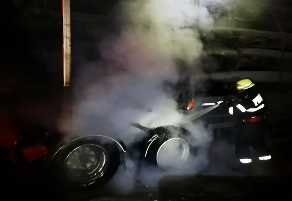 FOTO: Roțile unui camion încărcat cu lemne au luat foc, în Pasul Tihuța