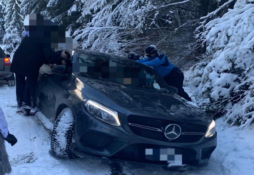 FOTO: Turiști, blocați în zăpadă în zona Colibița, salvați de jandarmii montani