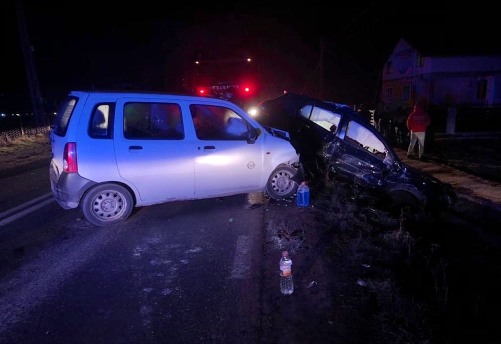 FOTO: Accident într-o curbă periculoasă de pe DN 17C, în Dumitra! Patru persoane au ajuns la spital