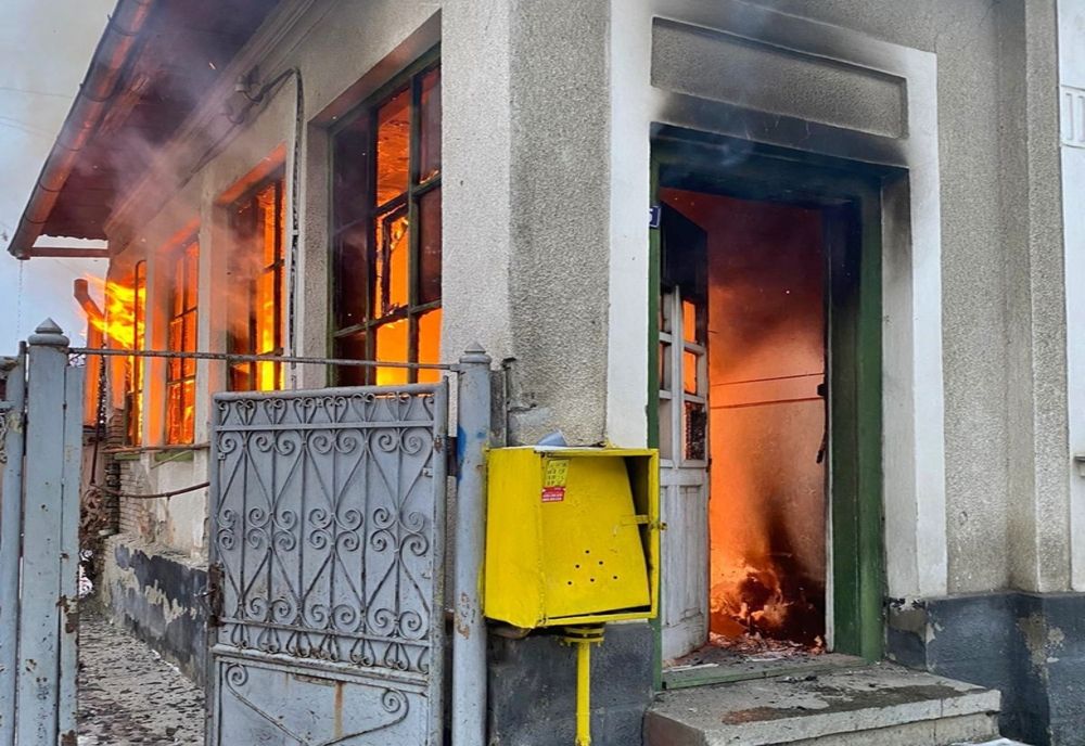 BISTRIȚA: Șapte persoane, printre care și un bebeluș de două săptămâni, evacuate de jandarmi dintr-o casă cuprinsă de flăcări (FOTO)