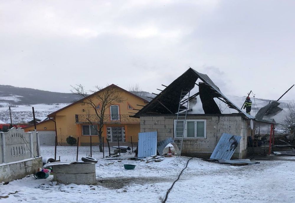 FOTO: Locuință din Reteag, afectată de un incendiu