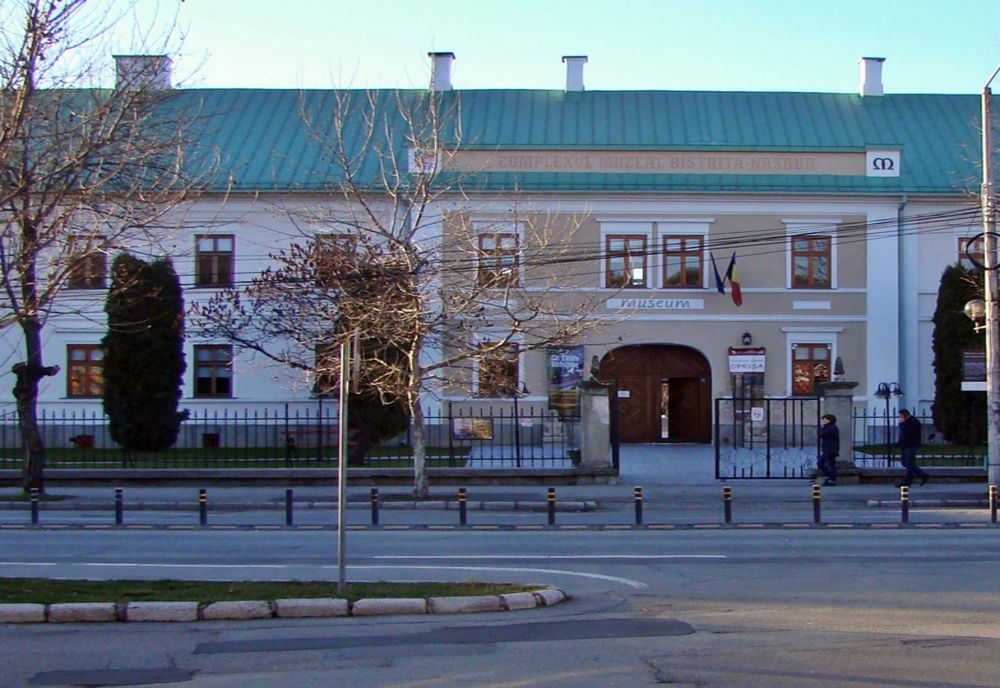 Acoperișul Muzeului Județean Bistrița, afectat de un incendiu izbucnit la o afumătoare din curtea unei locuințe din vecinătate