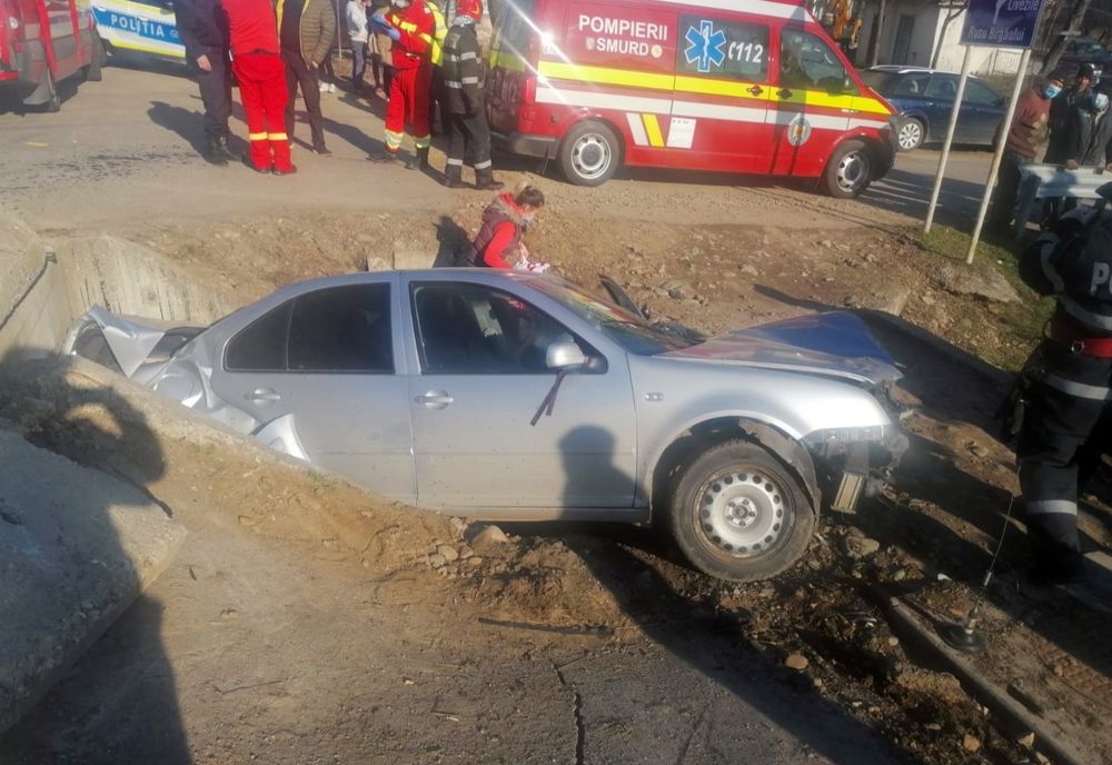 (FOTO) Accident în Rusu Bârgăului: Autoturism, într-un șanț de colectare a apei pluviale! O tânără a ajuns la spital