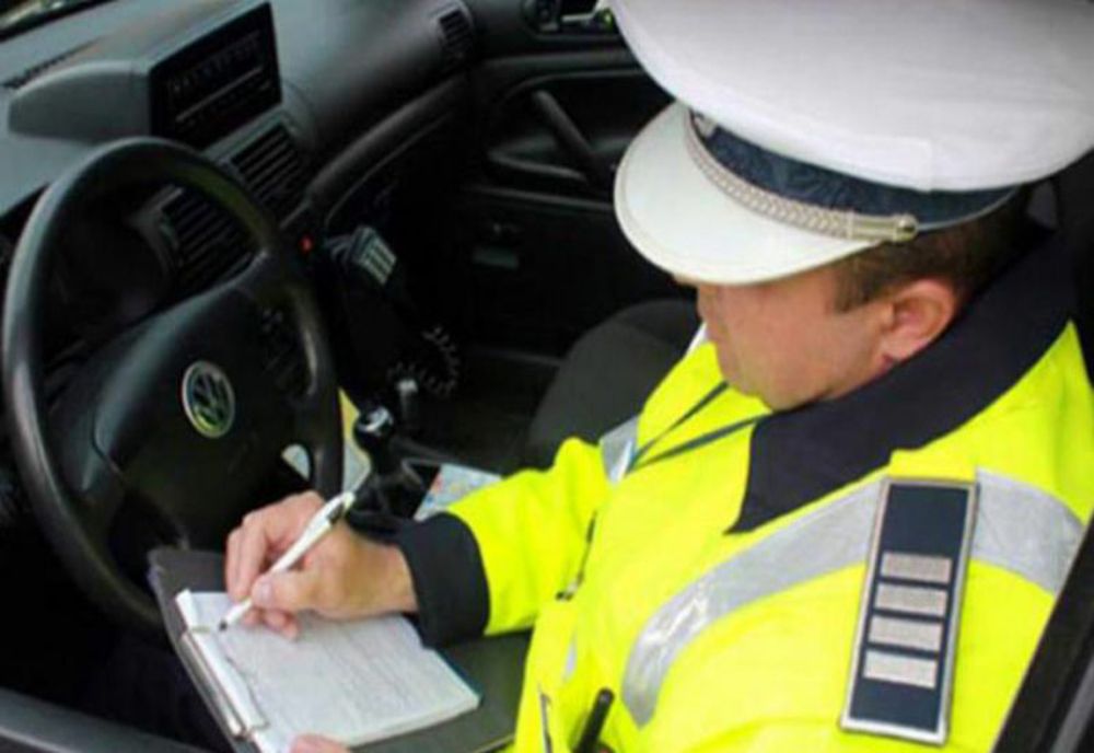 Cu permisul anulat, s-a drept altcineva în fața polițiștilor! Acum este cercetat