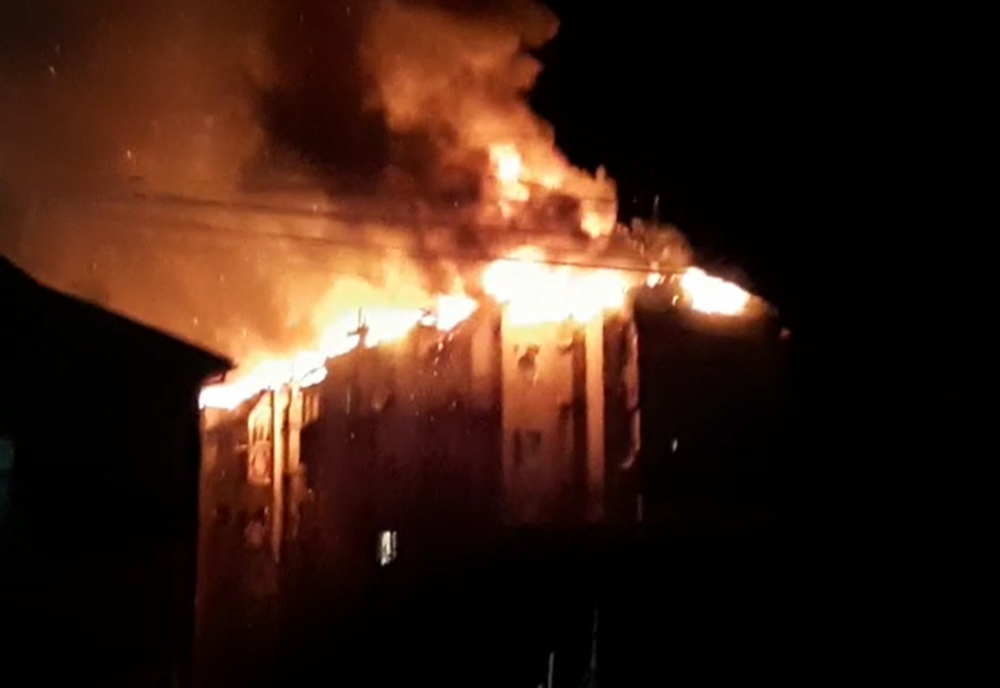 FOTO/VIDEO: Incendiu violent la acoperișul unui bloc din comuna Rodna! Aproape 200 de persoane, evacuate din imobil
