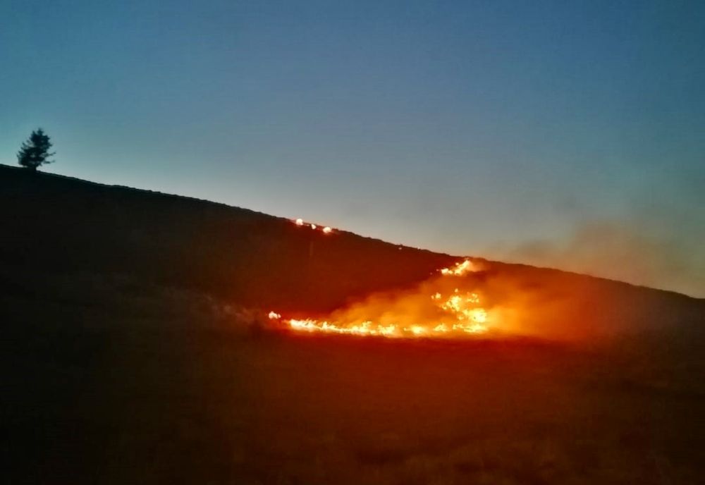 Jandarmii montani din Piatra Fântânele au intervenit la stingerea unui incendiu izbucnit pe o pășune înspre Leșu