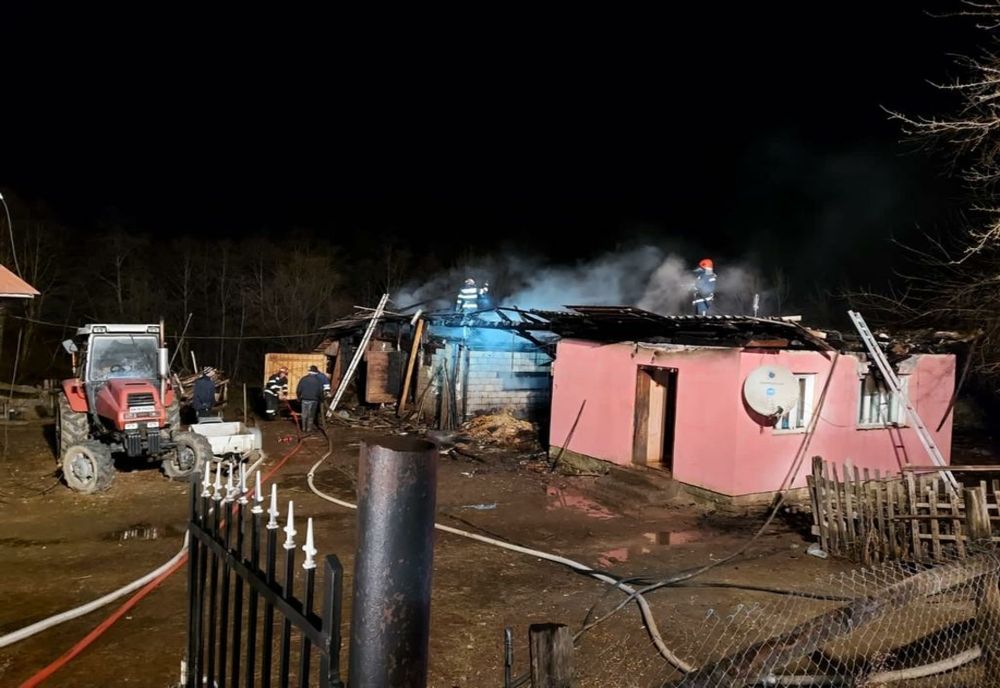 FOTO/VIDEO: Incendiu într-o gospodărie din Bistrița-Năsăud! Flăcările au mistuit acoperișurile imobilelor, iar două vaci au murit