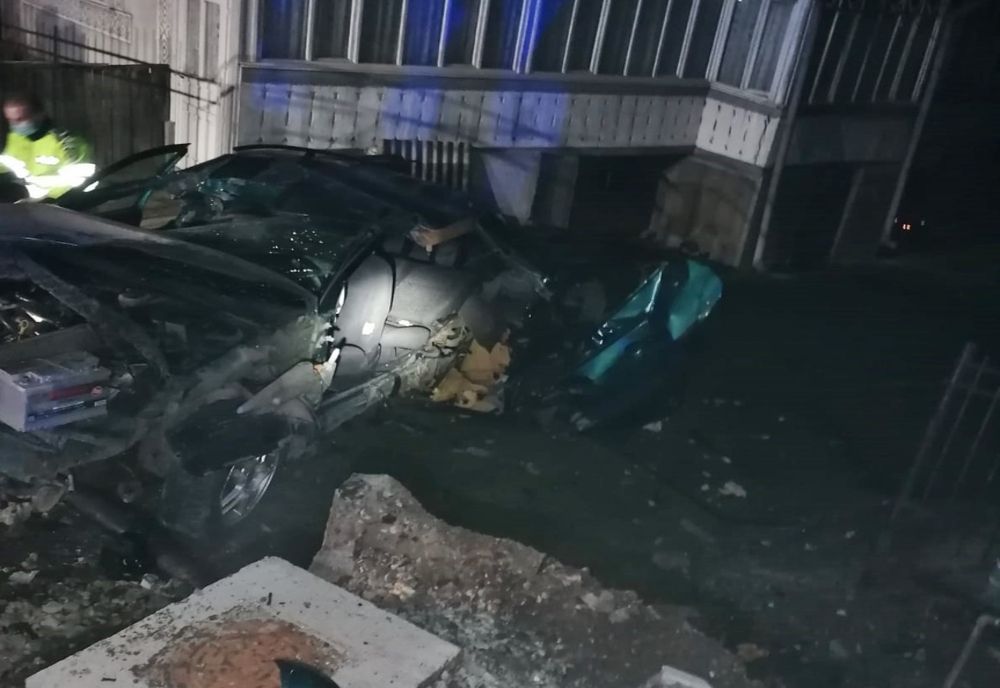 (FOTO) Accident grav în Salva: Autoturism, intrat într-un stâlp! Șoferul, la spital