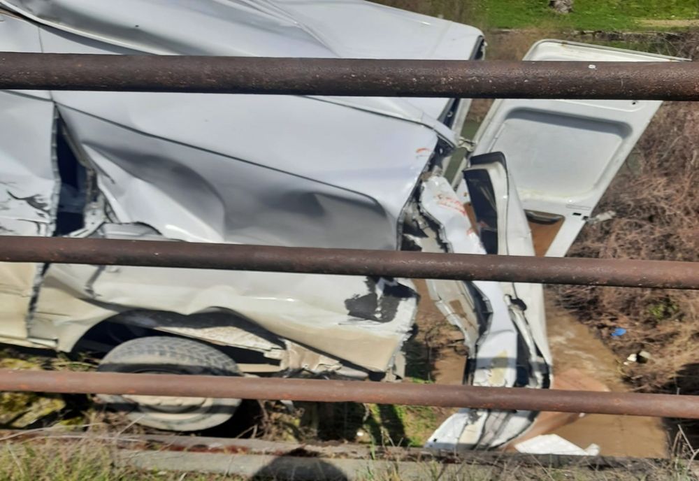 FOTO: Accident feroviar în Ilva Mică! Șoferul autoutilitarei lovită de tren a rămas 60 de zile fără permis