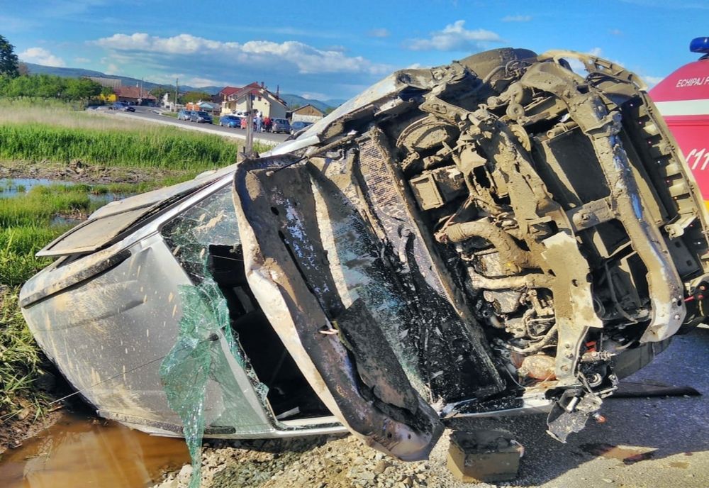 FOTO: Un șofer beat mort, tumbe cu mașina pe DJ 172, în Bistrița-Năsăud! El și încă un bărbat, la spital