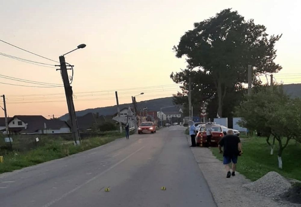 Fetiță de 7 ani din Dolj, accidentată de un autoturism, pe DJ 172, în Beclean! Copila se afla cu părinții care comercializează lebeniță