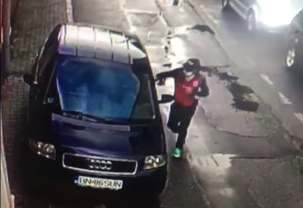 Bistrițean, surprins de camerele de luat vederi în timp ce fura dintr-un autoturism parcat pe o stradă din municipiu