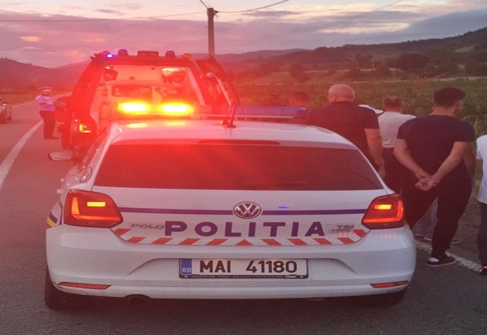 FOTO: Atelaj hipo, răsturnat pe DN 17D, în Feldru! Un bărbat grav rănit, transportat la spital