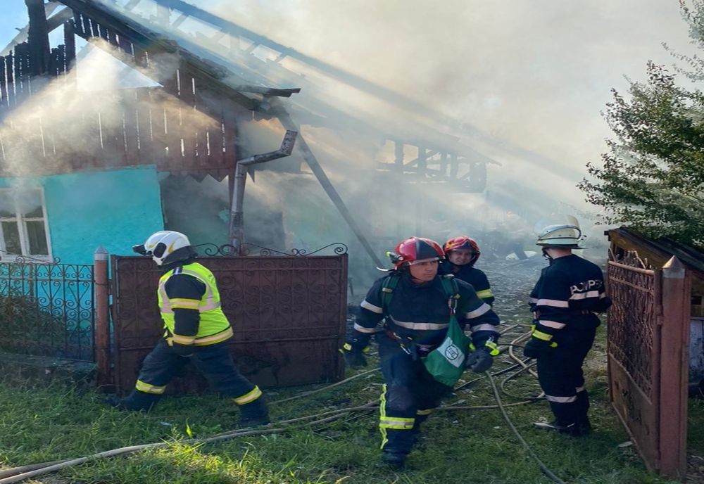 FOTO: Casă din Rusu Bârgăului, mistuită de un incendiu