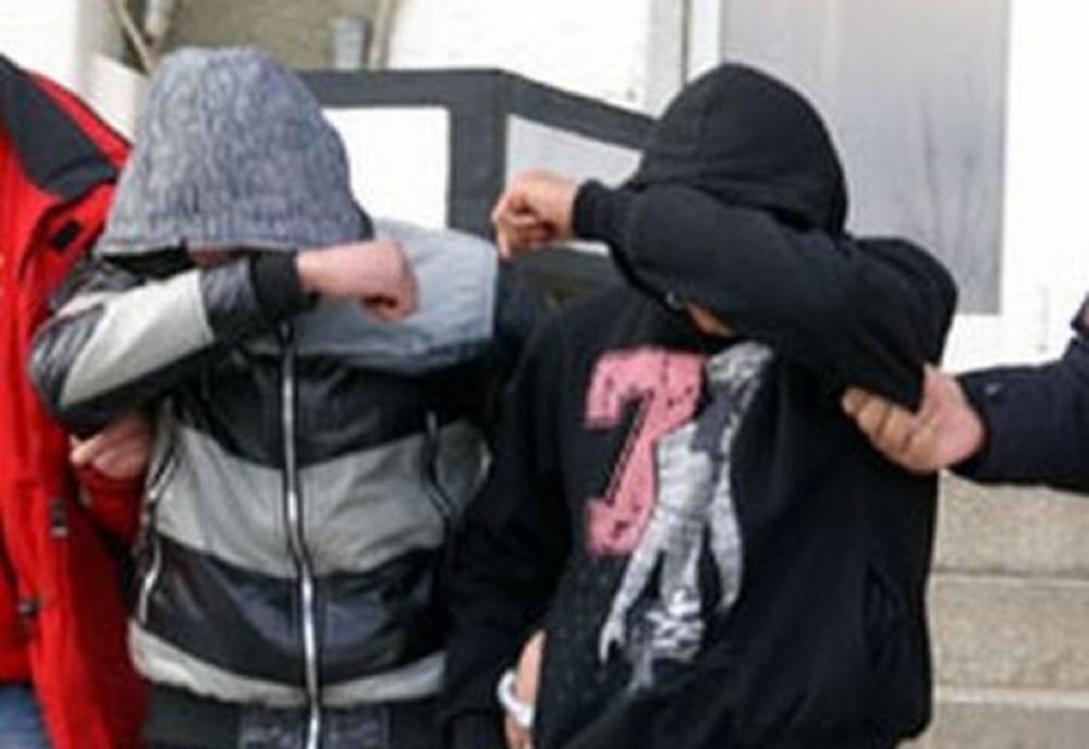 Doi tineri care au tâlhărit o femeie, reținuți de polițiști