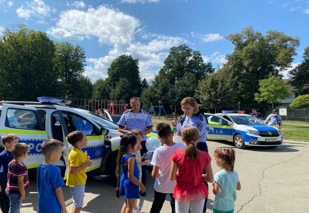 Baloane, confeti și răvașe  preventive cu tematică rutieră, pentru copiii din Bistrița